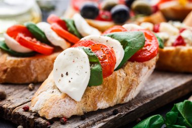 Bruschetta domates, mozzarella ve fesleğen ile