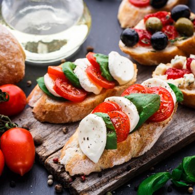 Bruschetta domates, mozzarella ve fesleğen ile