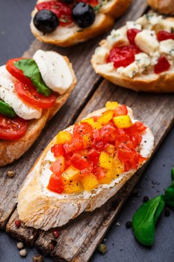Bruschetta doğranmış domates, otlar ve yağ ile