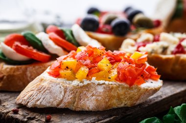 Bruschetta doğranmış domates, otlar ve yağ ile