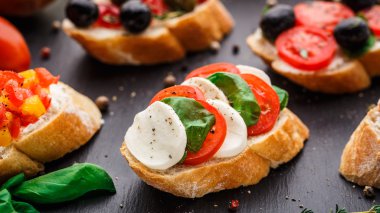 Bruschetta domates, mozzarella ve fesleğen ile