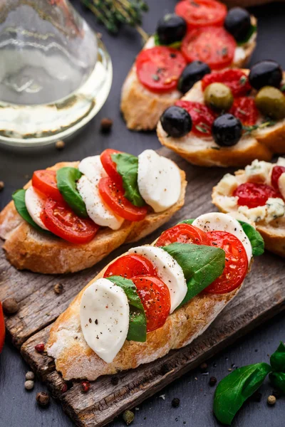 Bruschetta s rajčaty, mozzarellou a bazalkou — Stock fotografie