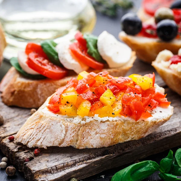 Bruschetta with chopped tomatoes, herbs and oil — Stock Photo, Image