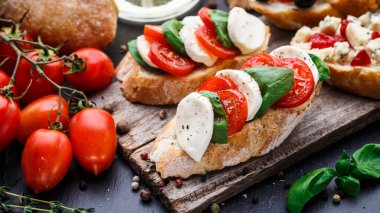 Bruschetta domates, mozzarella ve fesleğen ile