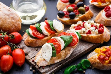 Bruschetta domates, mozzarella ve fesleğen ile