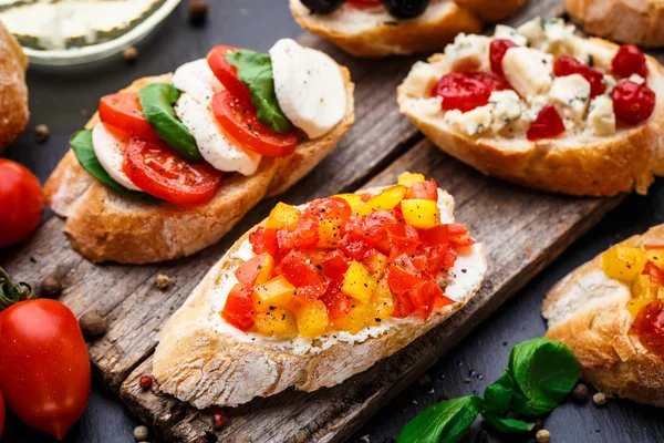 Bruschetta with chopped tomatoes, herbs and oil — Stock Photo, Image