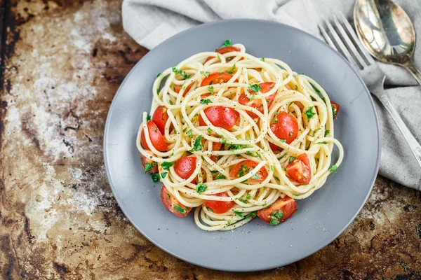 Pasta con tomates cherry y perejil —  Fotos de Stock