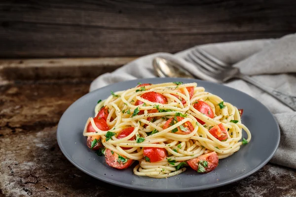 Pasta con tomates cherry y perejil —  Fotos de Stock
