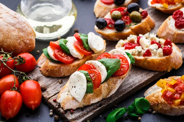 Bruschetta with tomatoes, mozzarella and basil — Stock Photo, Image