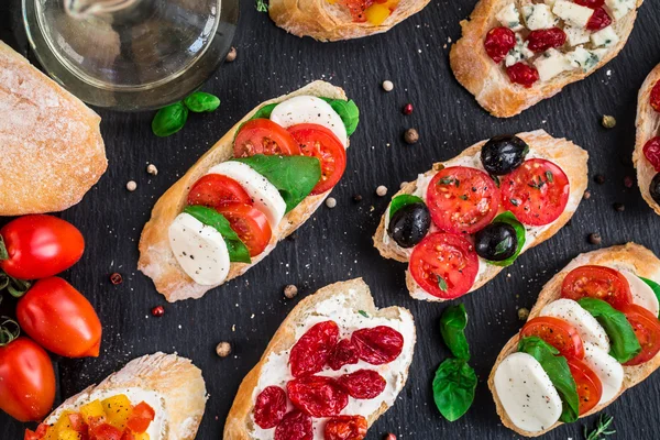 Bruschettas with tomatoes, herbs and olives — Stock Photo, Image