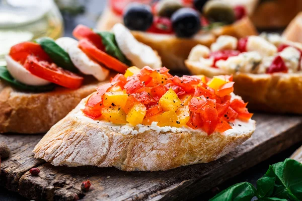 Bruschetta doğranmış domates, otlar ve yağ ile
