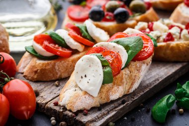 Bruschetta domates, mozzarella ve fesleğen ile