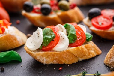 Bruschetta domates, mozzarella ve fesleğen ile