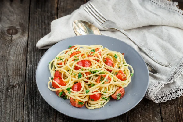 Pasta con tomates cherry y perejil —  Fotos de Stock