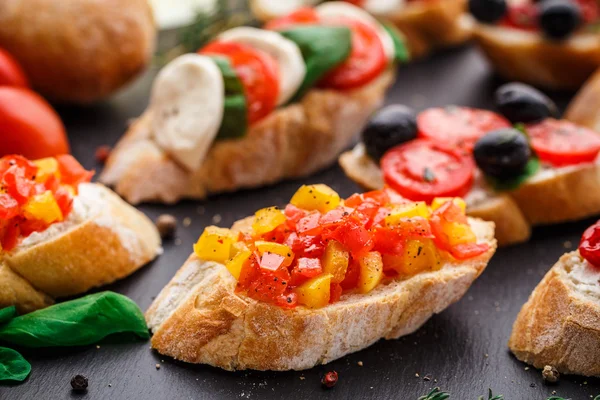 Bruschetta with chopped tomatoes, herbs and oil — Stock Photo, Image