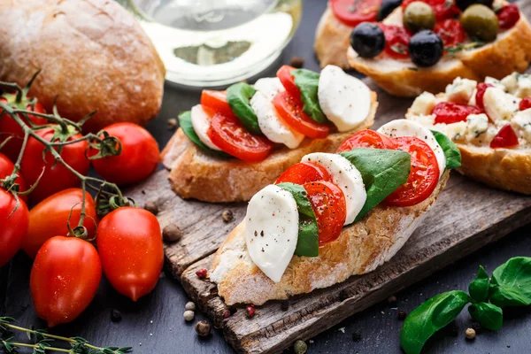 Bruschetta with tomatoes, mozzarella and basil — Stock Photo, Image