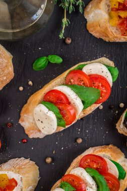 Bruschetta domates, mozzarella ve fesleğen ile