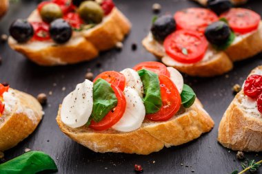 Bruschetta domates, mozzarella ve fesleğen ile