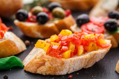 Bruschetta doğranmış domates, otlar ve yağ ile