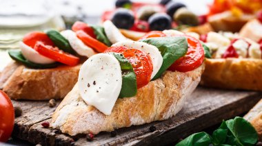Bruschetta domates, mozzarella ve fesleğen ile