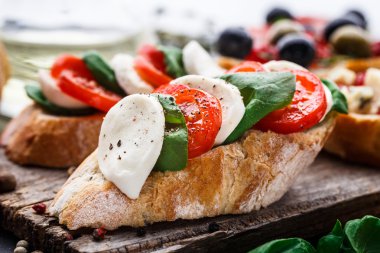 Bruschetta domates, mozzarella ve fesleğen ile