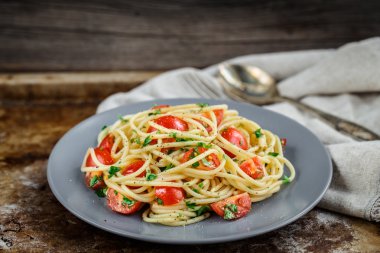 Kiraz domates ve maydanoz ile makarna