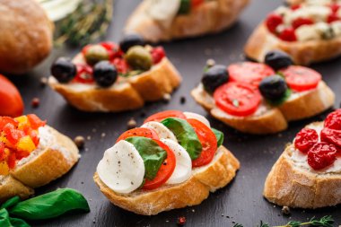 Bruschetta domates, mozzarella ve fesleğen ile