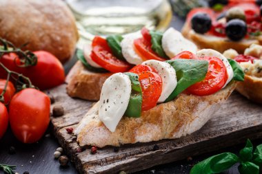 Bruschetta domates, mozzarella ve fesleğen ile