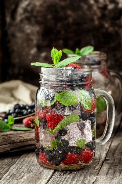 Detox-Drink mit frischen Beeren im Glas — Stockfoto