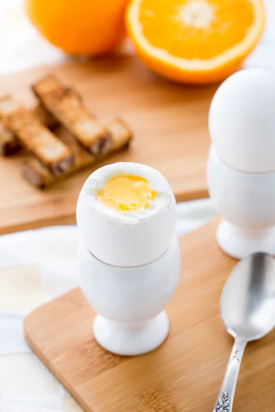 Desayuno con huevos cocidos y soldados tostados — Foto de Stock