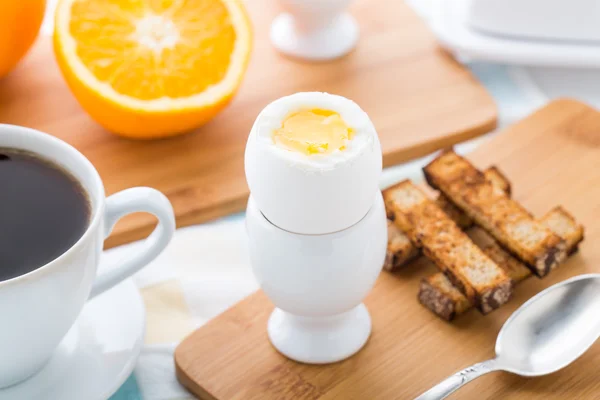 Café da manhã com ovos cozidos macios e soldados torrados — Fotografia de Stock