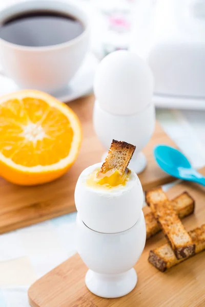 Frühstück mit weich gekochten Eiern und Toast Soldaten — Stockfoto