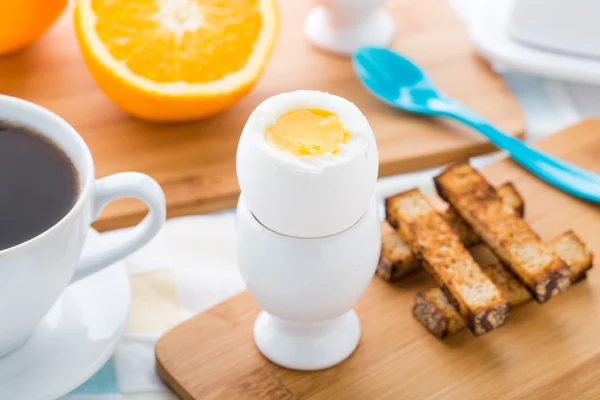 Ontbijt met zacht gekookte eieren en toast soldaten — Stockfoto