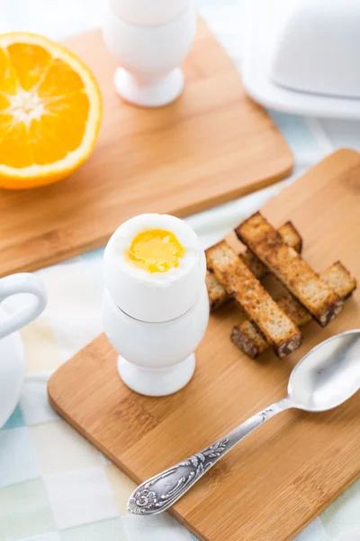 Ontbijt met zacht gekookte eieren en toast soldaten — Stockfoto