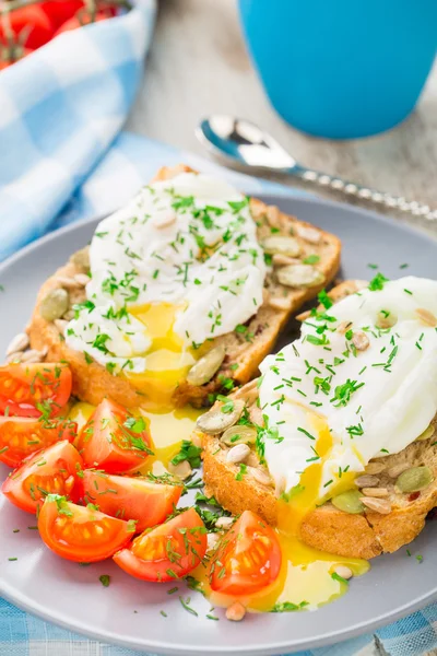 Sandwich met gepocheerd ei en cherry tomaten — Stockfoto