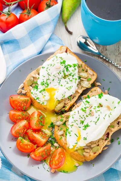 Sandwich aux œufs pochés et tomates cerises — Photo