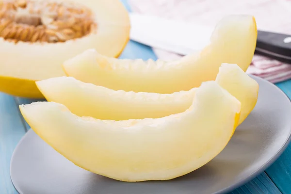 Melon slices on a plate — Stock Photo, Image