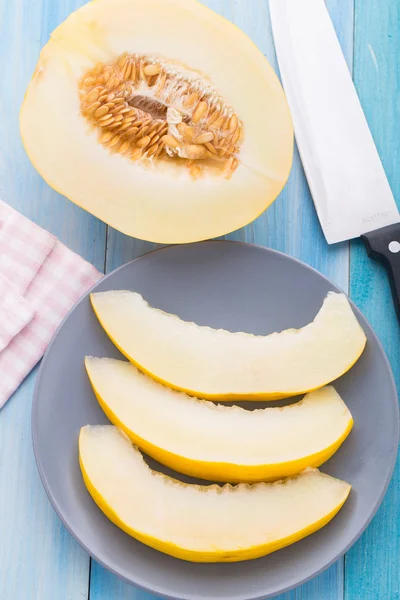 Fette di melone su un piatto — Foto Stock