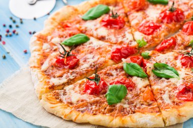 Pizza domates ve fesleğen ile