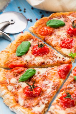 Pizza domates ve fesleğen ile