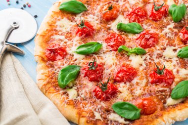 Pizza domates ve fesleğen ile