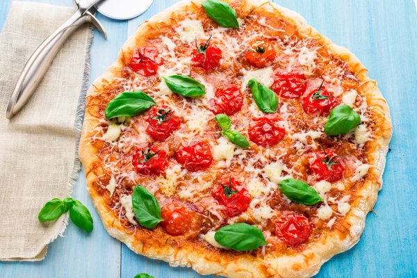 Pizza met cherry tomaten en basilicum — Stockfoto