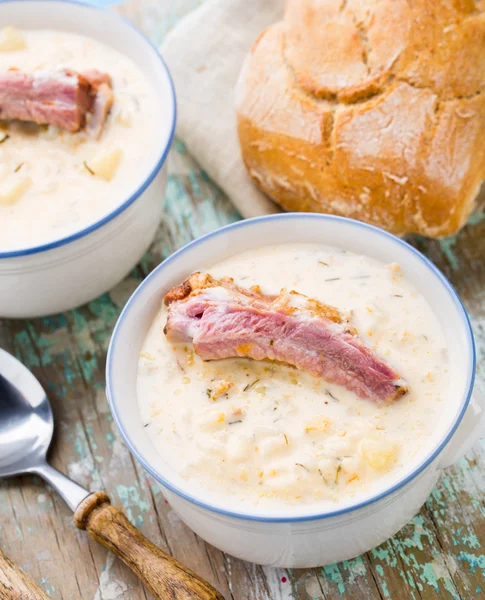 Käsesuppe mit geräucherten Rippen — Stockfoto