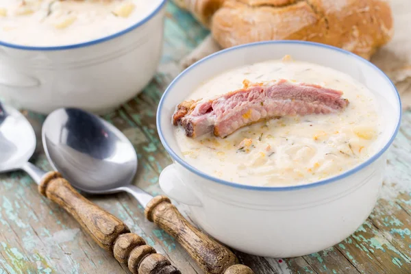 Käsesuppe mit geräucherten Rippen — Stockfoto