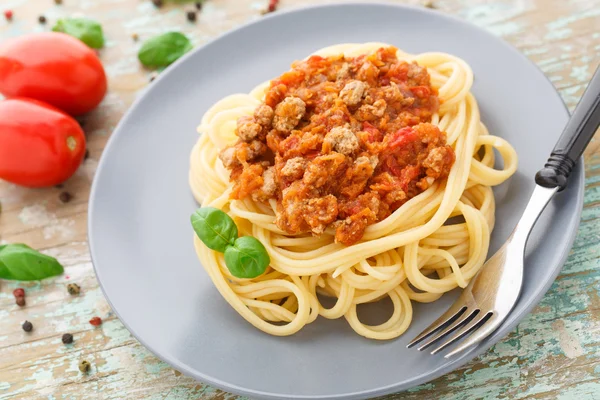 Spaghetti Bolognese mit Basilikumblättern — Stockfoto