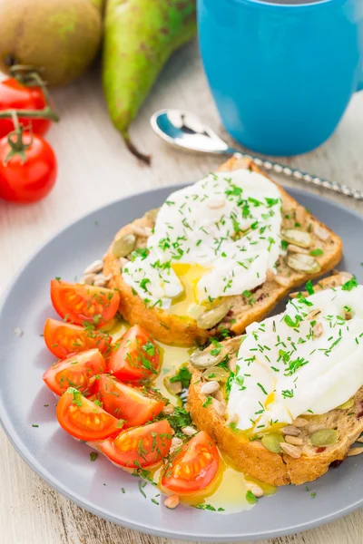 Sandwich aux œufs pochés et tomates cerises — Photo