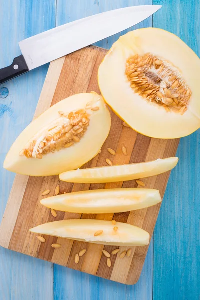 Melon slices on a cutting board — Stock Photo, Image