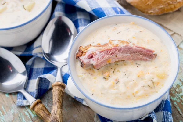 Сырный суп с копчеными ребрышками — стоковое фото