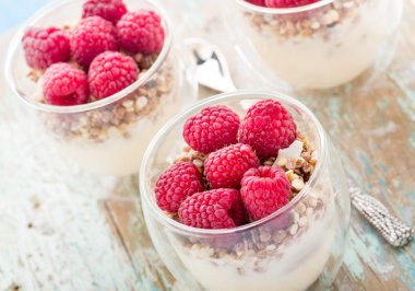 Yoğurtlu müsli ve taze frambuaz