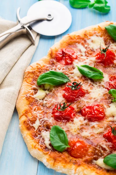 Pizza met cherry tomaten en basilicum — Stockfoto